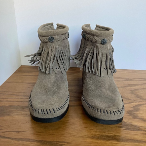 Minnetonka Suede Fringe Moccasin Booties Women's Size 6.5 Tan Suede - Picture 9 of 9